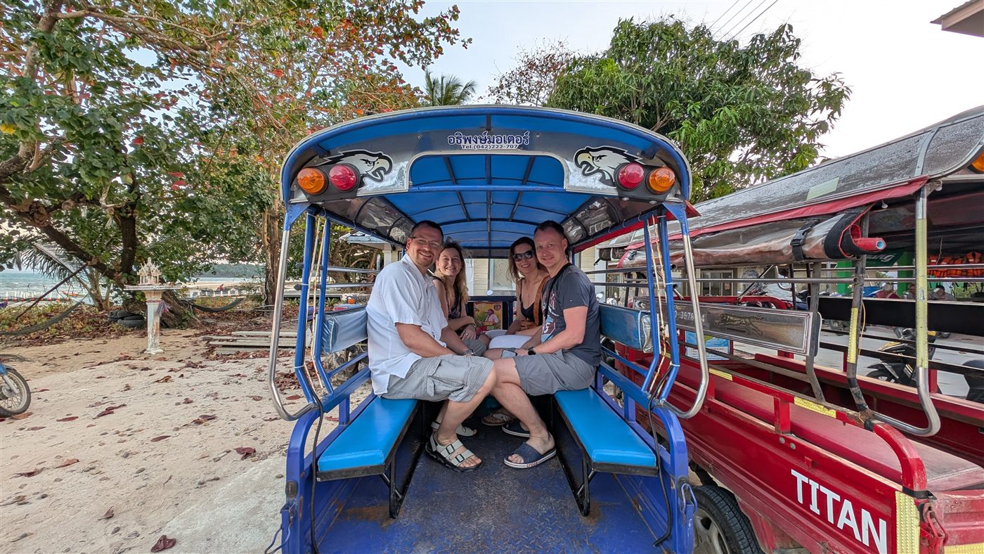 Vierergruppe im TukTuk auf dem Weg zur Samosa Bar